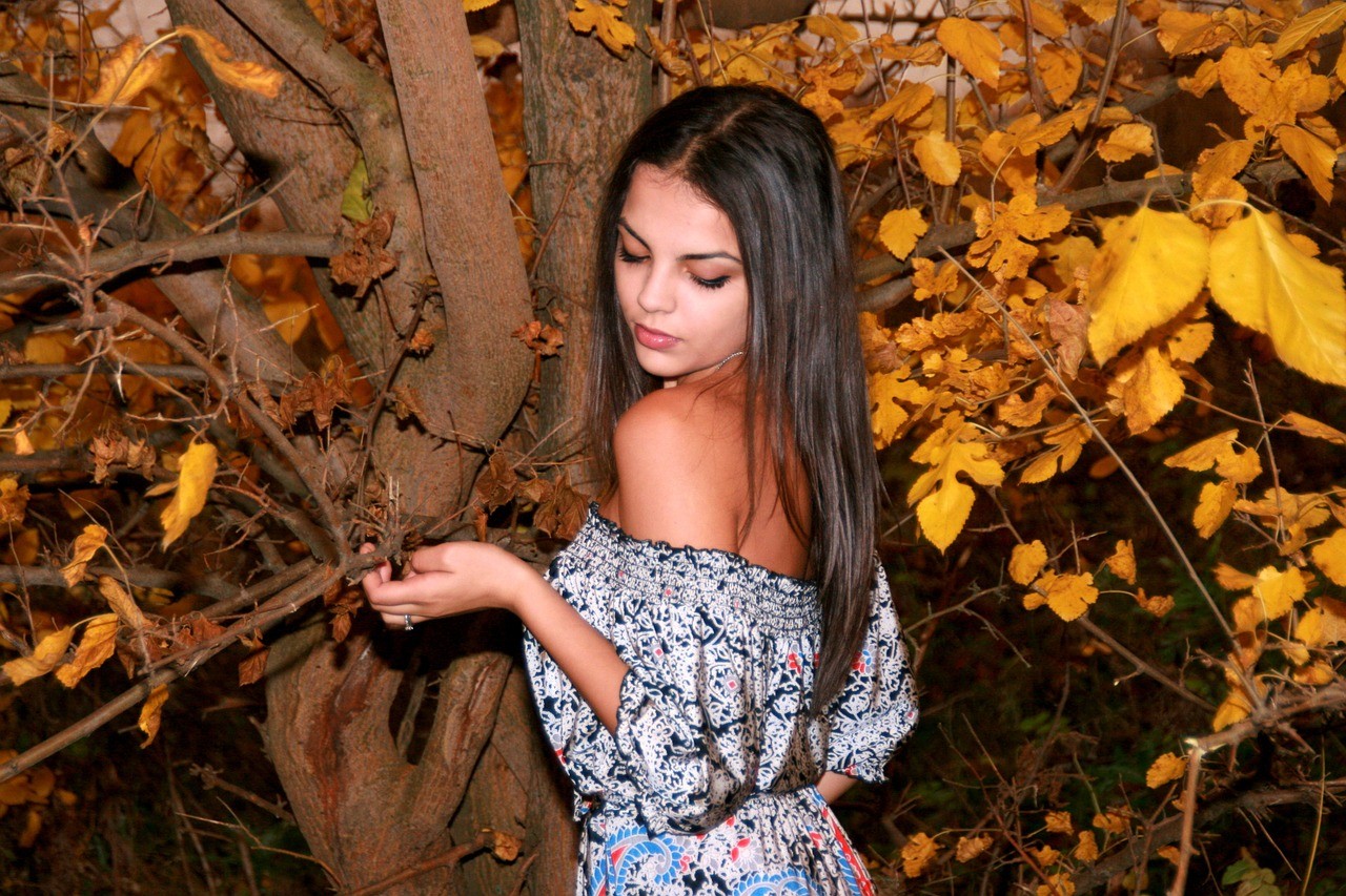 Jesienna sukienka – co modnego w trawie piszczy?