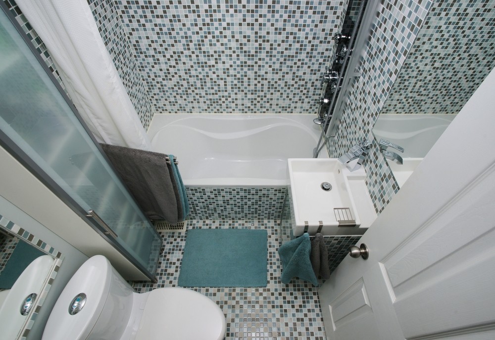 Jak urządzić małą łazienkę? 8 sprawdzonych porad