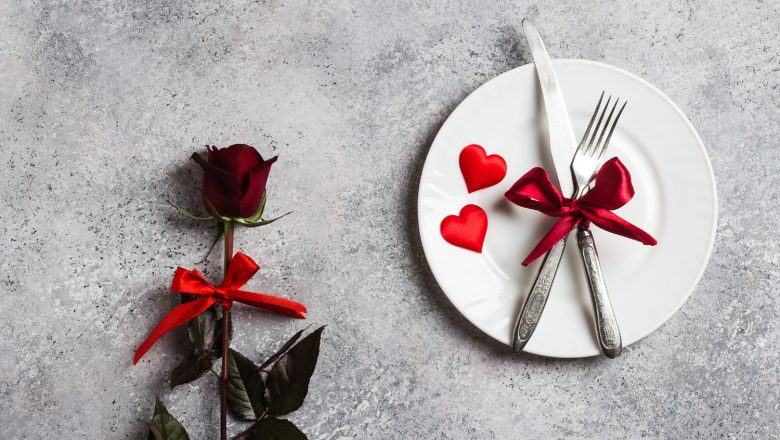 Walentynkowa dekoracja stołu w 5 krokach – przygotuj romantyczną kolację