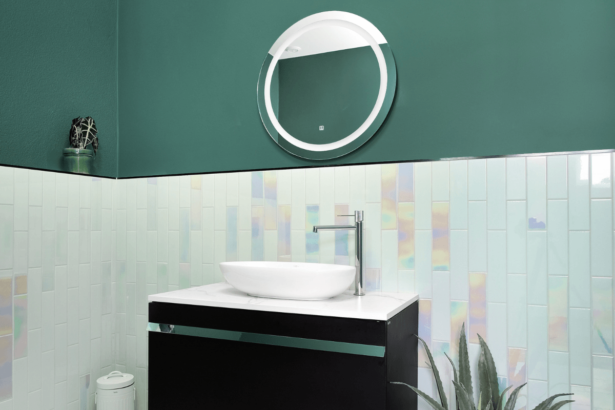 kolorowe-plytki-do-lazienki-prostokatne-metropolis-holo-green-na-scianie-raw-decor