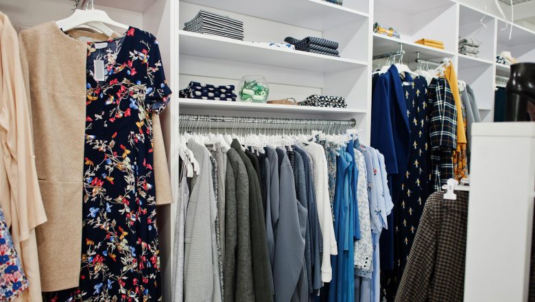 Garderoba na poddaszu: Wykorzystaj przestrzeń z elegancją i funkcjonalnością