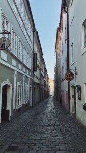 Wąska brukowana uliczka w europejskim mieście